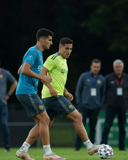 Bahia monitora Valmir, da Portuguesa, para reforçar ataque na temporada Atacante visto de costas durante treino, com olheiros ao fundo.