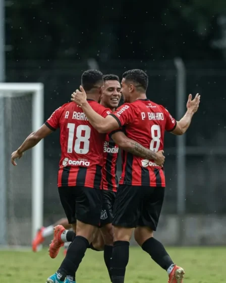 Bahia vence Santos por 2 a 0 e ganha fôlego na briga pelo brasileiro sub-20 Jogadores do Bahia comemorando de costas após gol, estádio ao fundo