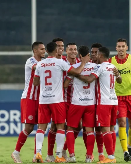 Sport tem sete ex-jogadores do Bahia e complica acesso do Esquadrão Grupo de jogadores do Sport celebrando gol no campo com sete costas numeradas alinhadas, rostos não identificáveis e arquibancada ao fundo.