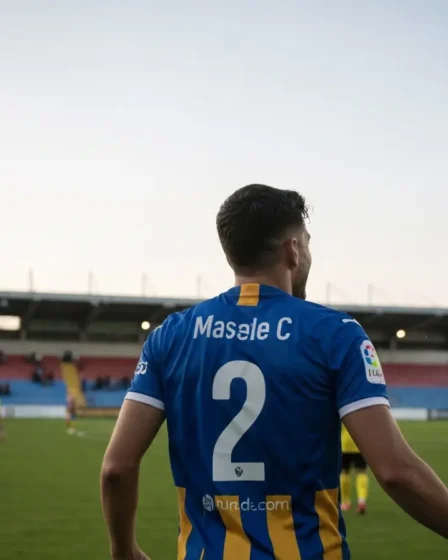 Vitinho tem primeira sequência na Série C e pode voltar ao Bahia valorizado Jogador comemorando de costas no campo, estádio desfocado ao fundo, rosto não visível.